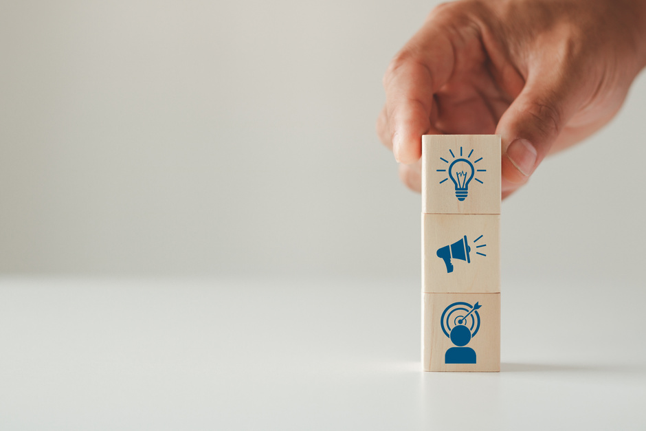 Équipe professionnelle travaillant sur une proposition sur mesure pour une journée de cohésion en entreprise.